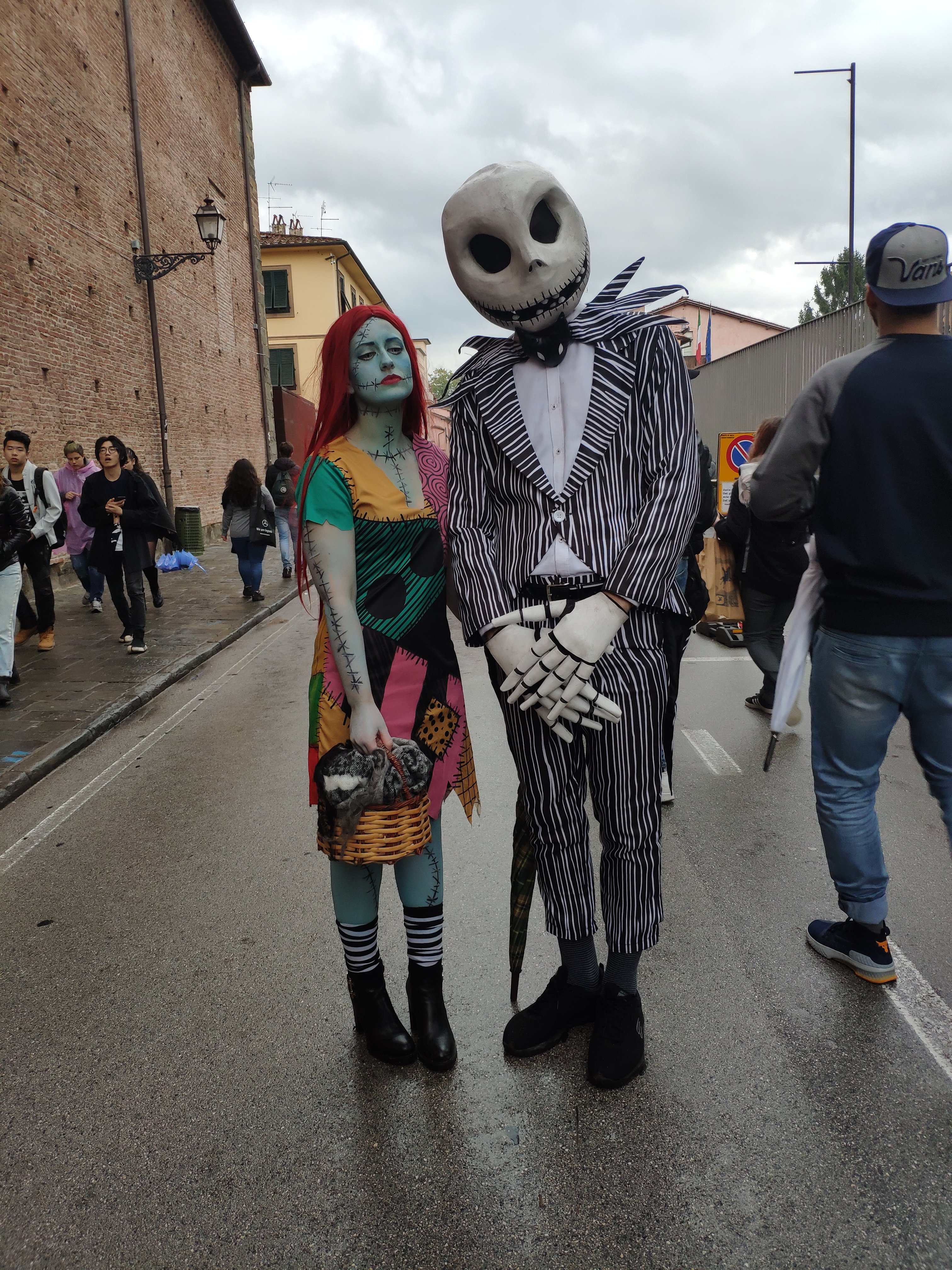 Mio Caro Fumetto - Lucca Comics & Rain 2019 - Cosplay di Nightmare before Christmas passeggiano per le strade di Lucca.