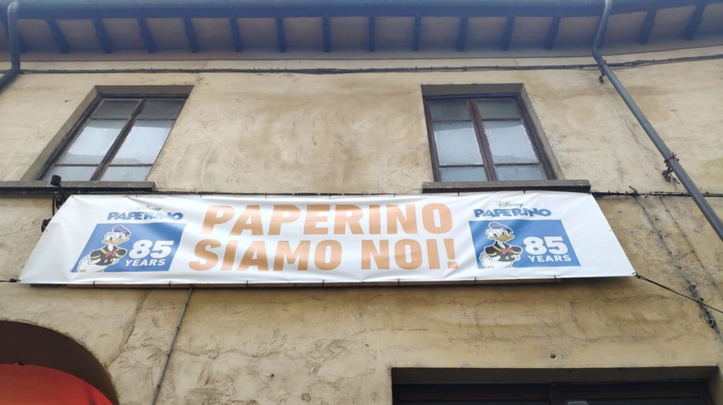 Mio Caro Fumetto - Lucca Comics & Rain 2019 - Striscione all'ingresso della mostra con la scritta Paperino siamo noi.