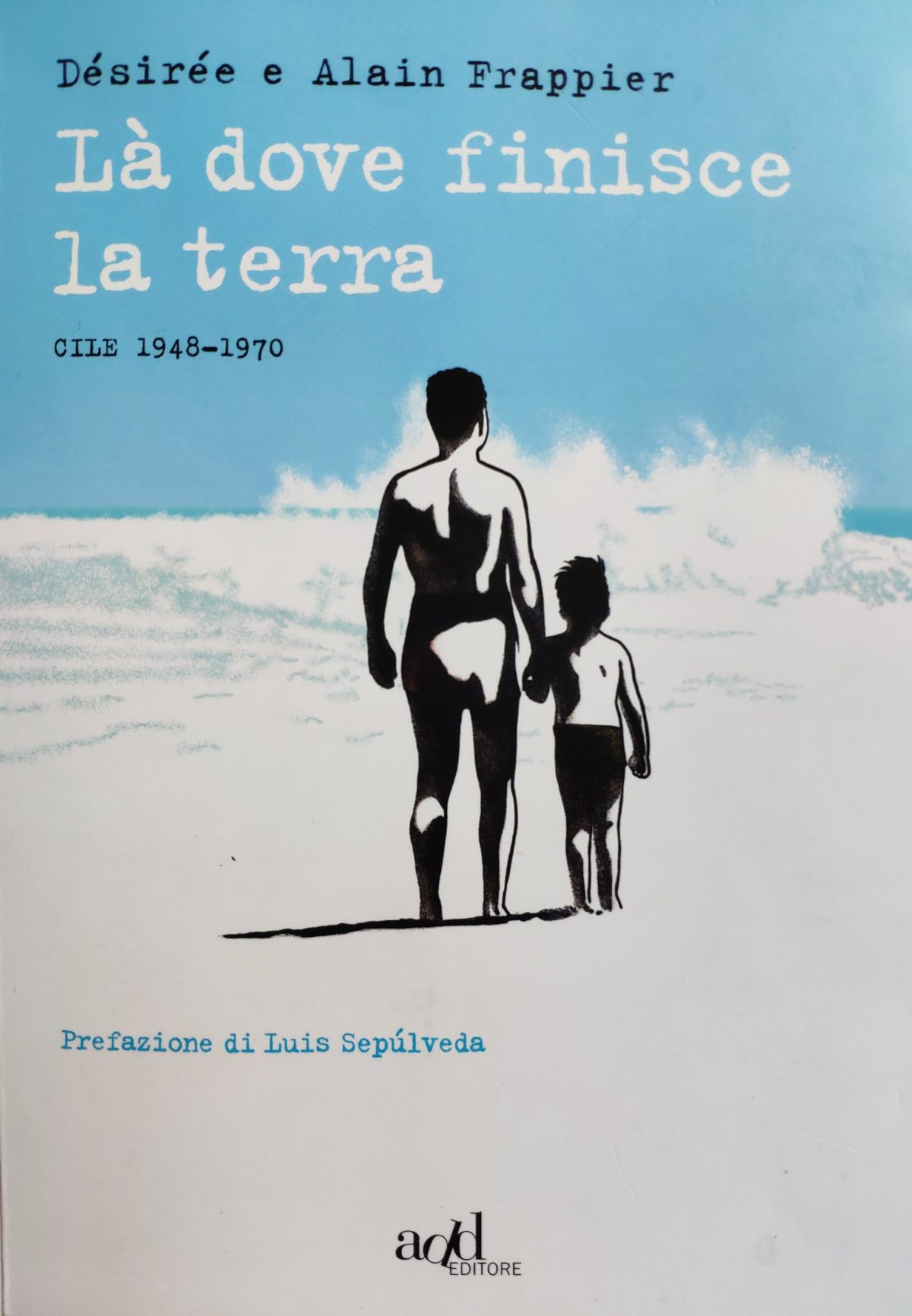 Mio caro fumetto... - Là dove finisce la terra: copertina del libro, nei colori celeste, bianco e nero, con un adulto e un bambino sul bagnasciuga che guardano il mare ondoso.