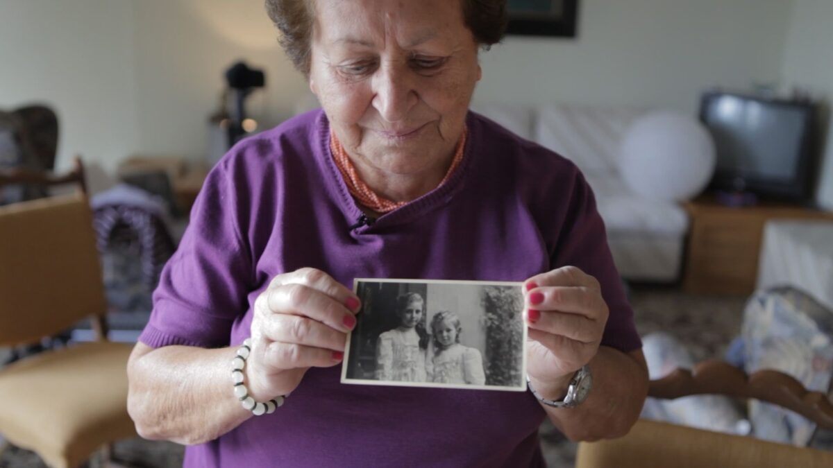 Mio caro fumetto... - Graziella Mapelli mostra una foto con sua sorella negli anni Trenta